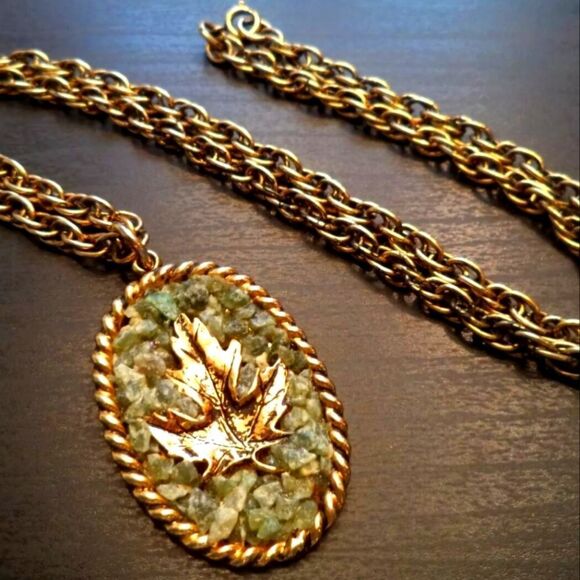VINTAGE ESTATE CRUSHED PERIDOT MAPLE LEAF 24" NECKLACE!!! 1993G - Picture 1 of 2
